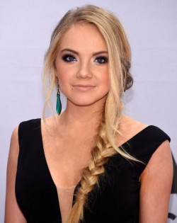 danielle bradbery-side braid